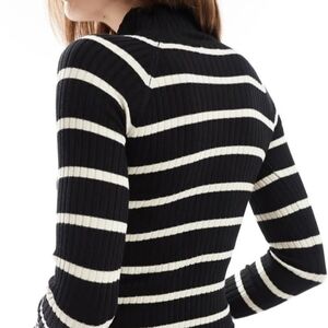 INC International Concepts Black & White Size Medium Striped Turtleneck